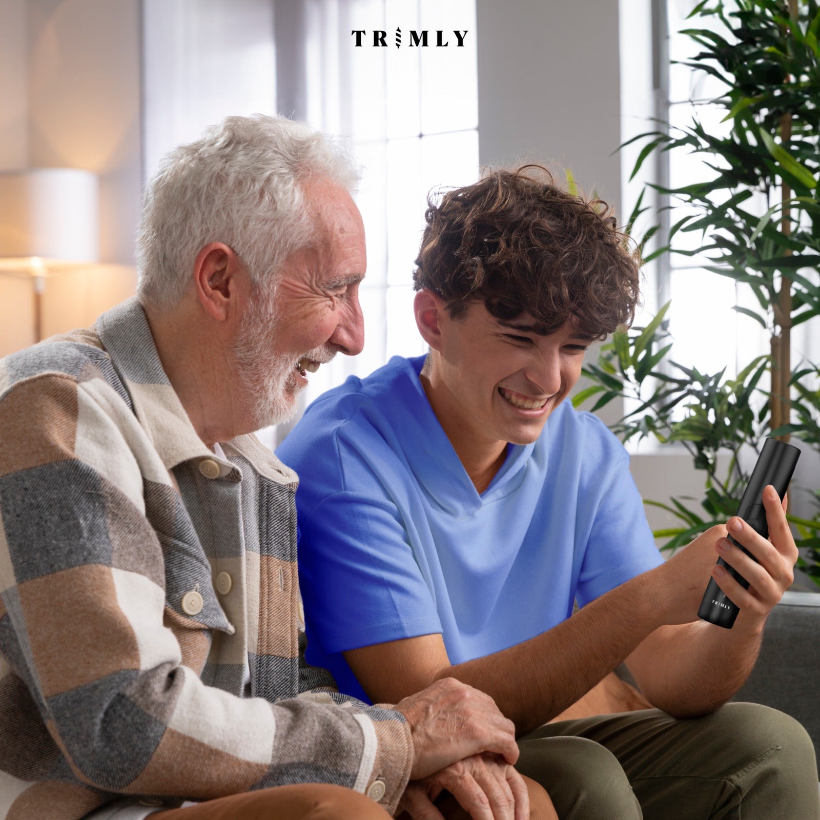 Opa en kleinzoon bekijken samen de Trimly Precision Advance trimmer, geschikt voor alle leeftijden
