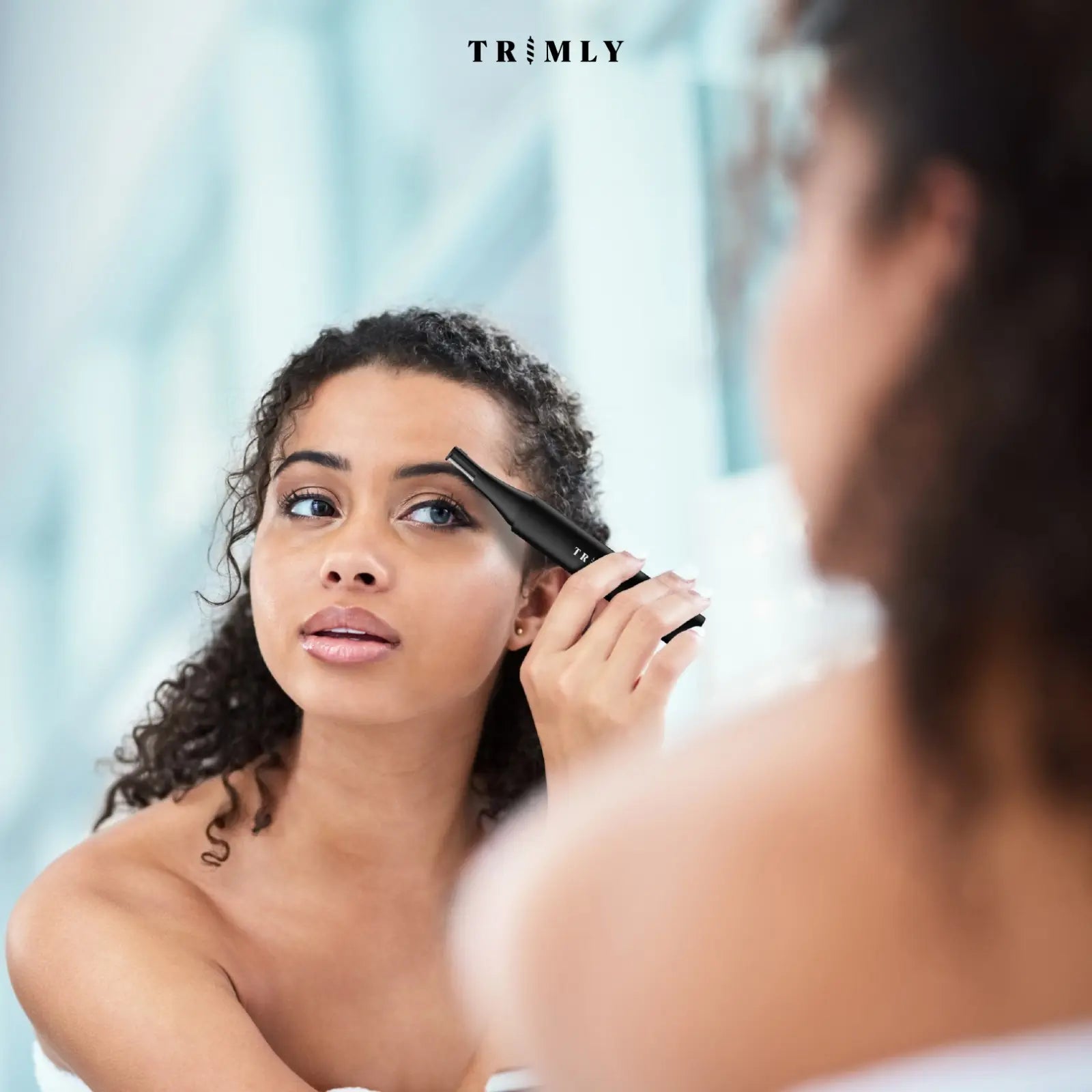 Vrouw gebruikt de Trimly wenkbrauwtrimmer voor een strakke en moeiteloze wenkbrauwverzorging.