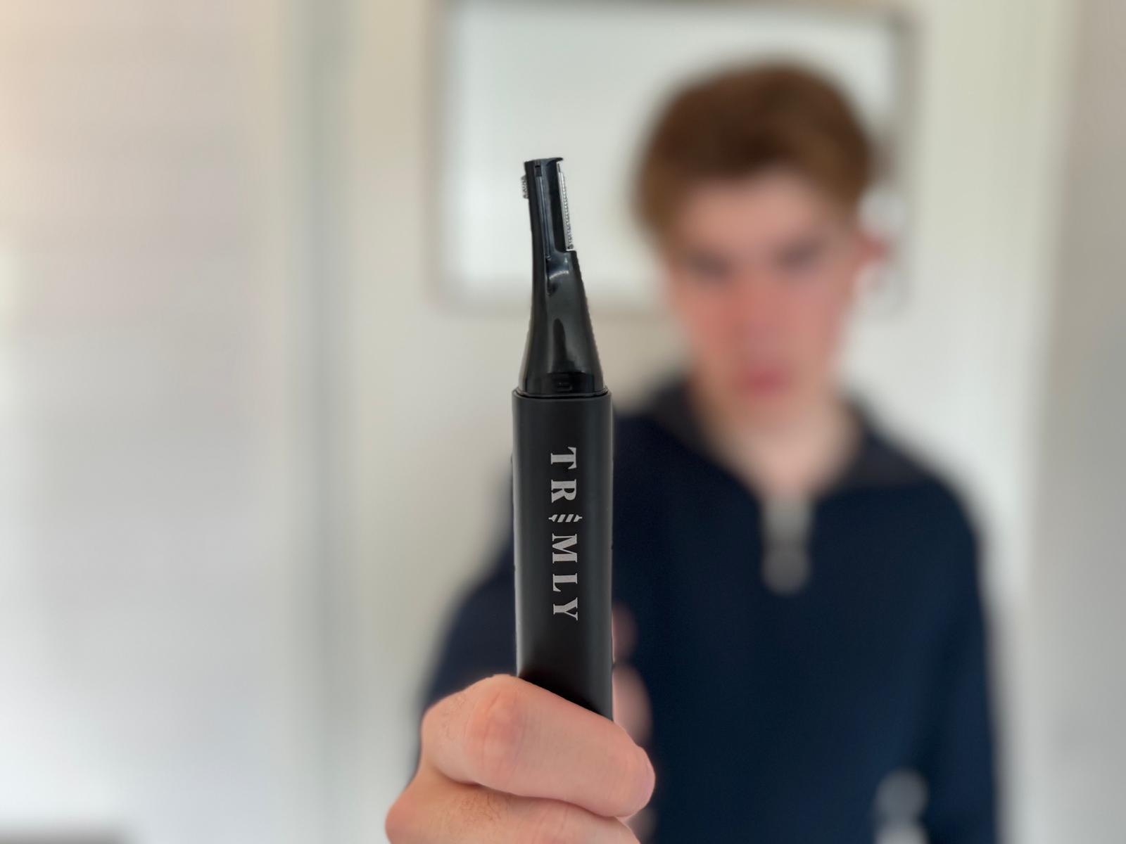PrecisionPro Neustrimmer oplaadbaar via USB-C, compact en draagbaar, ideaal voor een efficiënte dagelijkse verzorgingsroutine.