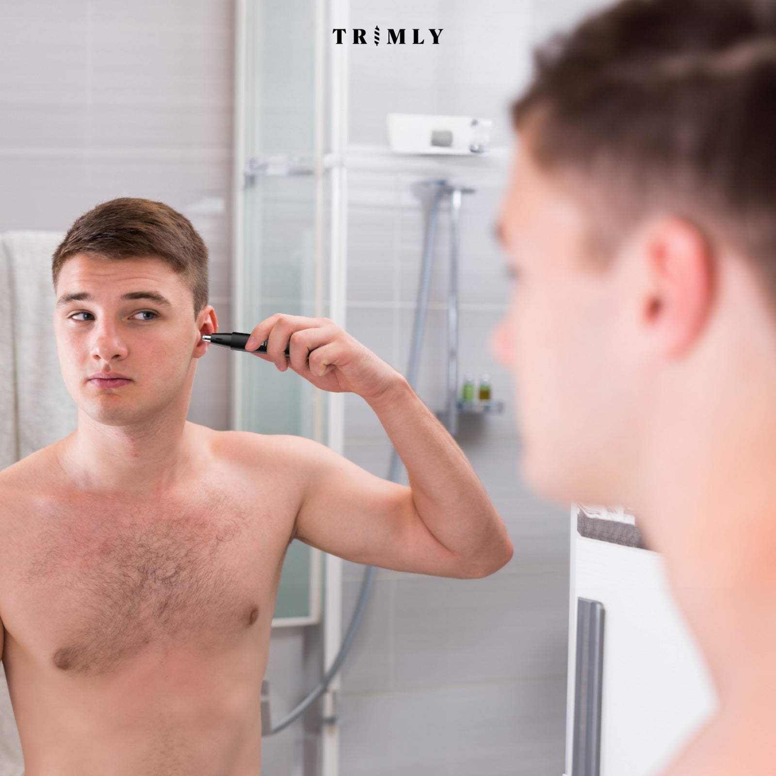 Man gebruikt de Precision Pro oorhaartrimmer voor een verzorgde en zelfverzekerde uitstraling